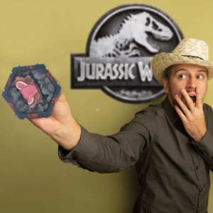 WOW! Pods - Figurină Dinozaur Tyrannosaurus Rex cu POD Hexagonal UV, Senzor IR & Efecte Sonore, Colecționabilă - Img 3