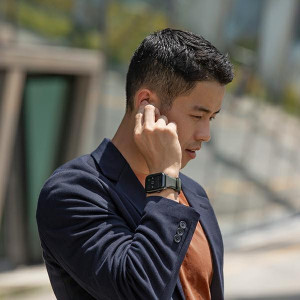 Силиконова каишка UNIQ Linus - Apple Watch 41mm Series 9 / 41mm Series 8 / 41mm Series 7 / 40mm Series 6 / 40mm SE / 40mm Series 5 / 40mm Series 4 / 38mm Series 3 / 38mm Series 2 / 38mm (1st gen) черен - Img 2