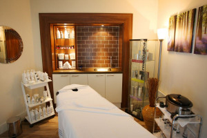 Relaxing Weekend Two Night Spa Break with Treatment and Dinner for Two at the Crowne Plaza Reading East - Img 3
