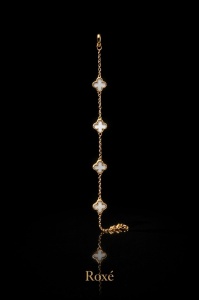 Brățară aurie Roxé cu simboluri albe elegante, reglabilă 18+5 cm - Img 2