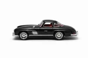 Masinuta clasica coupe aliaj metalic scara 1:32, neagra lucioasa, interior rosu, 2 usi functionale - Img 2
