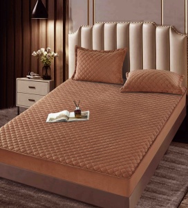 Husa tip topper din catifea + 2 fete de perna, L-CCL-9, 180x200 cm, Maro