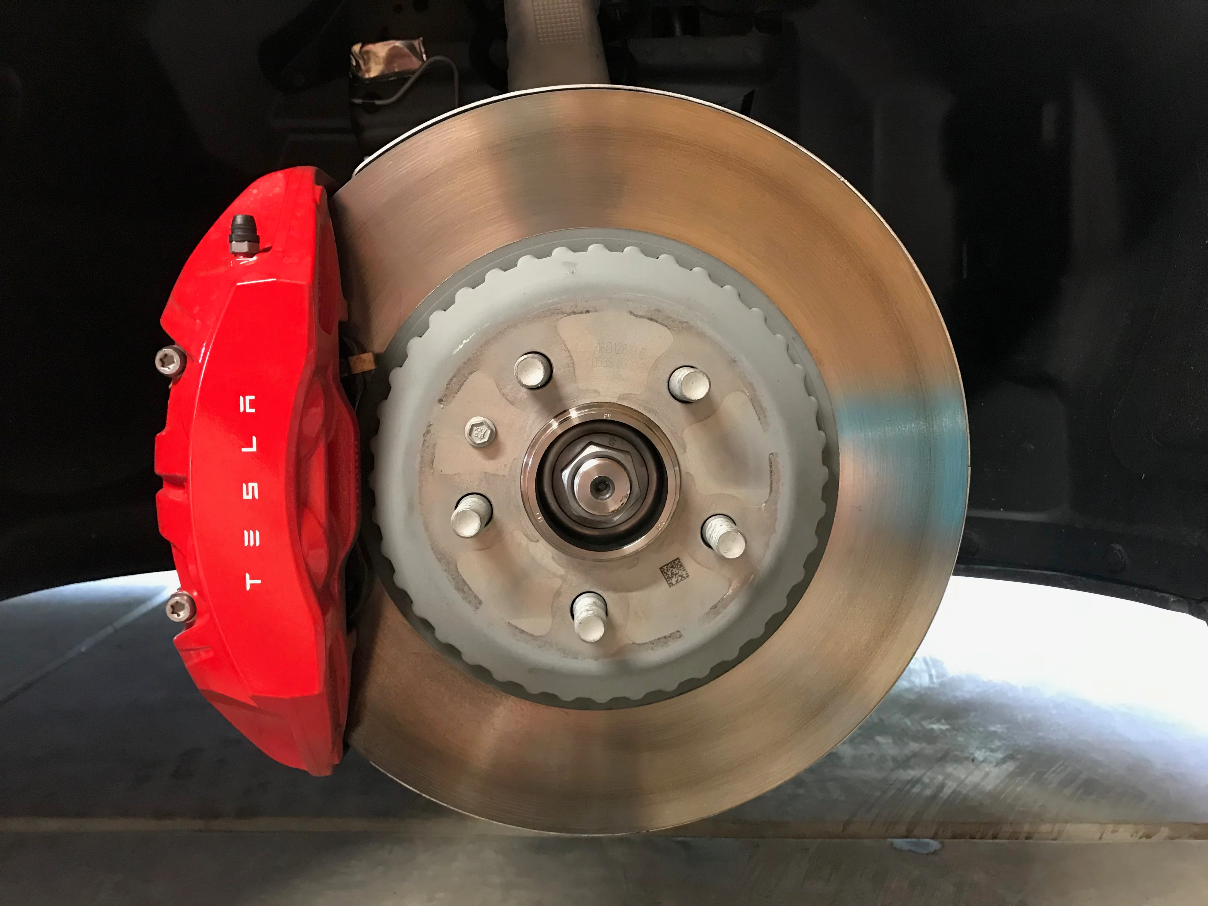 Piese auto aftermarket compatibile pentru Tesla Model 3 – Ce trebuie să știi înainte să cumperi