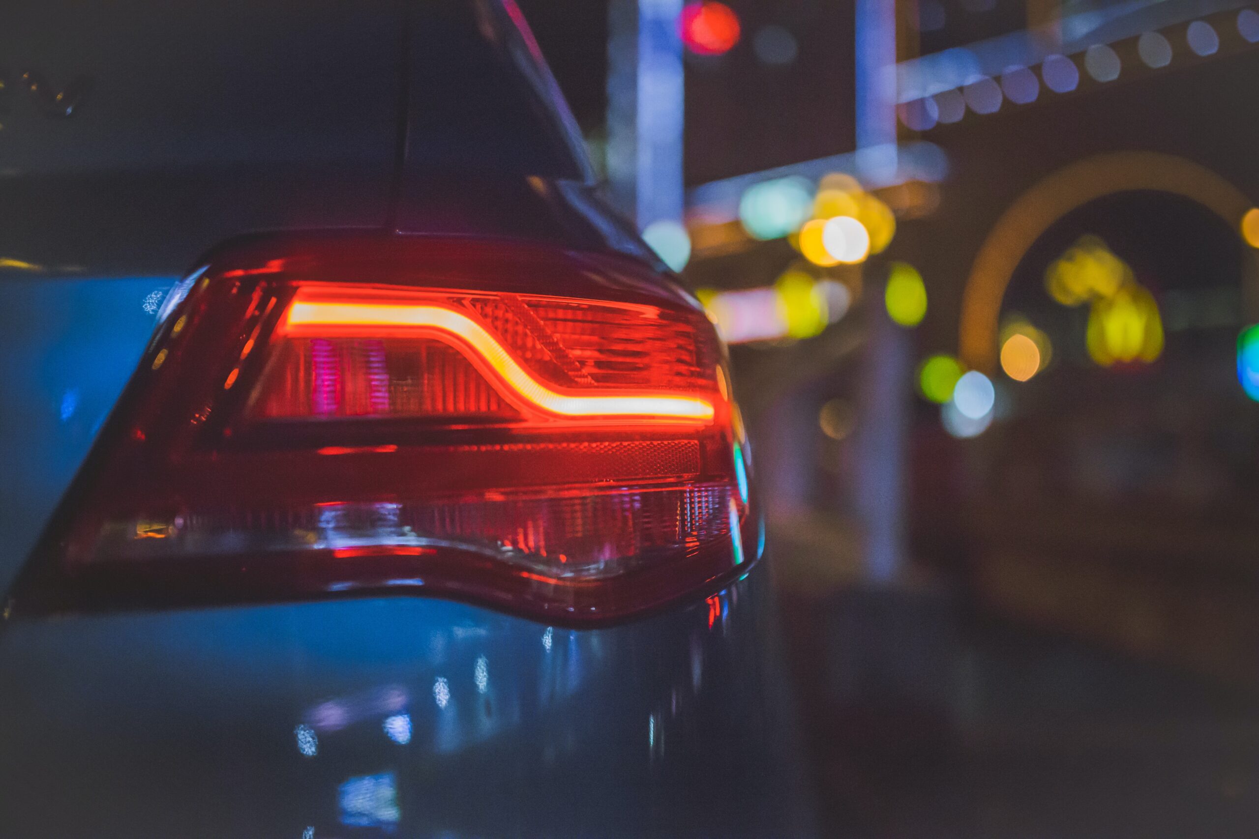 Iluminat auto corect: faruri, stopuri, semnalizări