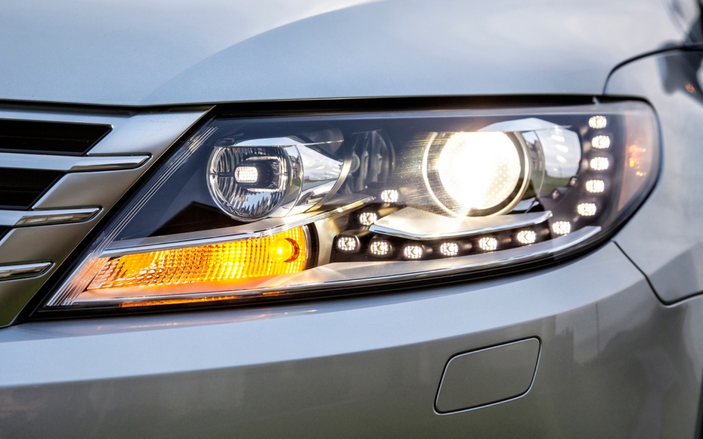 Far Auto: Ghid Complet 2026 — Halogen, LED, Xenon — Cum Alegi și Montezi