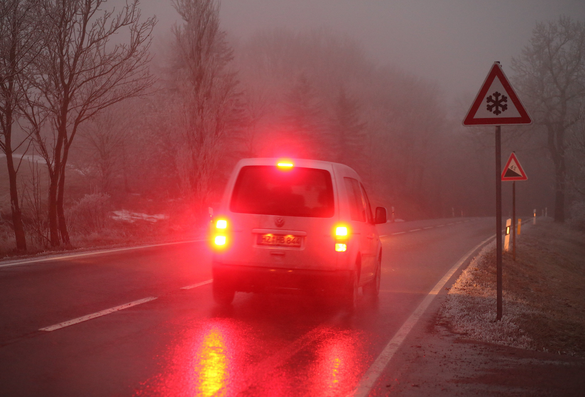 Stopuri LED vs incandescent – merită upgrade-ul în 2026? Ghid complet pentru șoferii din România