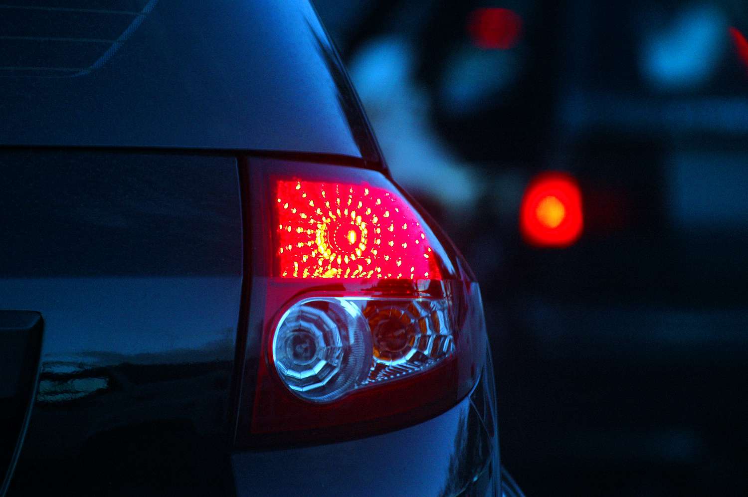 Cele mai bune branduri de stopuri auto în 2026 – VALEO, TYC, HELLA, DEPO și altele analizate