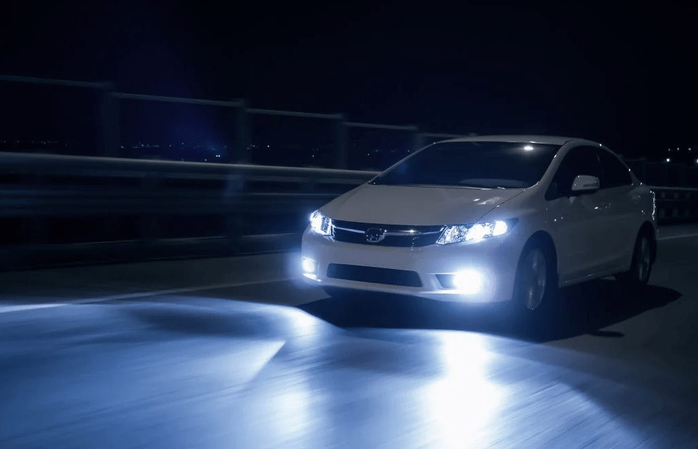 Proiectoare auto halogen vs LED vs bi-xenon – diferențe, performanță și ce să alegi în 2026