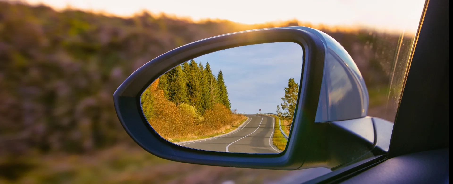 Sticlă oglindă auto vs oglindă completă – când înlocuiești fiecare și ce costă în 2026