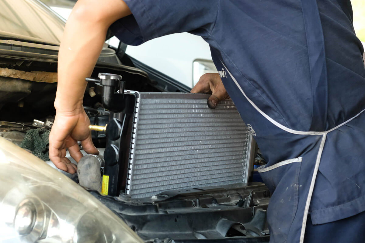 Radiatorul Auto Defect – 7 Semne pe Care Nu le Ignora (și Ce Faci Când le Vezi)