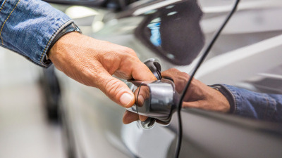 Mânere uși auto – ghid complet: tipuri, componente, defecte frecvente și cum alegi piesa corectă