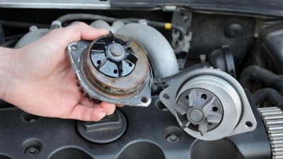 De Ce Pompa de Apă Se Schimbă OBLIGATORIU cu Curea de Distribuție – și Cât Costă Dacă Nu o Faci