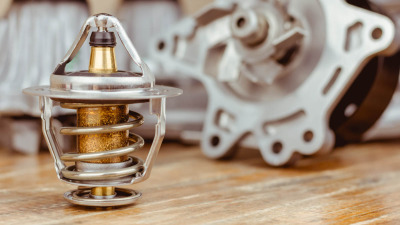 Termostatul Auto Defect – Cum Îl Diagnostichezi Singur în 5 Minute (și Când Este Urgență)