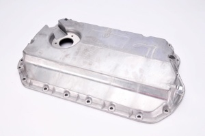 Baie ulei (partea inferioara, cu locas pentru senzor, aluminiu) potrivit AUDI A4 B5, A4 B6, A6 C5, ALLROAD C5; SKODA SUPERB I; VW PASSAT B 1996-2008 - (partea inferioara, cu locas pentru senzor; aluminiu)