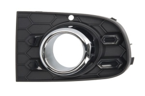 Capac bara fata Dreapta cu cadru, cu locas lampa ceata, crom/negru potrivit ABARTH 500 / 595 / 695, 500C / 595C / 695C; FIAT 500 dupa 2016 dupa 2015