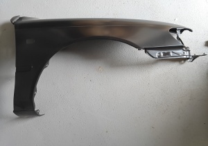 Aripa fata dreapta cu locas semnalizator potrivit TOYOTA COROLLA 1992-1997 Resigilat