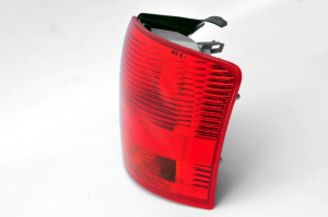Stop tripla lampa spate dreapta potrivit AUDI A4 COMBI 2004-2008 - ( exterior , Semnalizator alb, culoare sticla: rosu) - Img 2