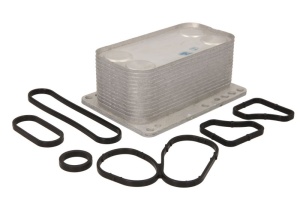 Radiator ulei motor (cu garnitura) potrivit NISSAN PRIMASTAR, QASHQAI I, X-TRAIL, X-TRAIL II; OPEL VIVARO A; RENAULT ESPACE IV, GRAND SCENIC II, GRAND SCENIC III, KOLEOS I, LAGUNA, LAGUNA II 2.0D 08.05- - Img 1