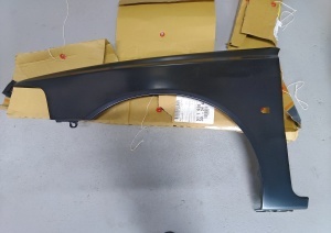 Aripa fata Stanga cu orificii potrivit VOLVO S40 I, V40 2000-2003 Resigilat