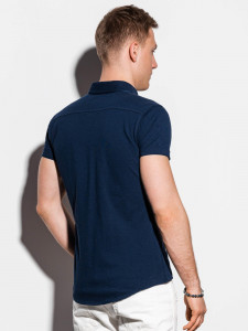 Мъжка slim fit риза с къса мека яка и къс ръкав. Моделът е произведен от интересна материя наподобяваща тениска от 100% памук. Комбинацията от мек плат, къс ръкав и стилна риза прави модел K541 предпочитан от мъже, чиято работа ги задължава да носят риза 