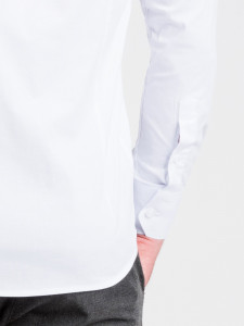 Класическа тънка риза със Slim fit кройка, класическа яка, дълъг ръкав и закопчаване отпред. Перфектна както за ежедневието, така и за по-официални случаи.