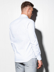 Класическа тънка риза със Slim fit кройка, класическа яка, дълъг ръкав и закопчаване отпред. Перфектна както за ежедневието, така и за по-официални случаи.
