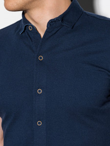 Мъжка slim fit риза с къса мека яка и къс ръкав. Моделът е произведен от интересна материя наподобяваща тениска от 100% памук. Комбинацията от мек плат, къс ръкав и стилна риза прави модел K541 предпочитан от мъже, чиято работа ги задължава да носят риза 