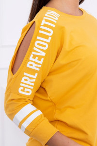Представяме ви комплект суитчър и панталон с надпис Girl Revolution