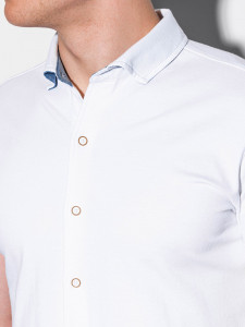 Мъжка slim fit риза с къса мека яка и къс ръкав. Моделът е произведен от интересна материя наподобяваща тениска от 100% памук. Комбинацията от мек плат, къс ръкав и стилна риза прави модел K541 предпочитан от мъже, чиято работа ги задължава да носят риза 