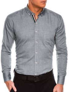 Класическа права риза с копче на яката и контрастна лента-знаме под копчетата. Произведена от 52% памук, 48% полиестер