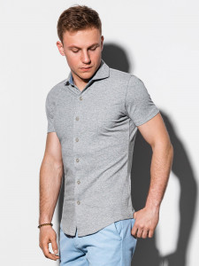 Мъжка slim fit риза с къса мека яка и къс ръкав. Моделът е произведен от интересна материя наподобяваща тениска от 100% памук. Комбинацията от мек плат, къс ръкав и стилна риза прави модел K541 предпочитан от мъже, чиято работа ги задължава да носят риза 