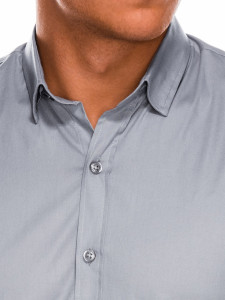 Класическа тънка риза със Slim fit кройка, класическа яка, дълъг ръкав и закопчаване отпред. Перфектна както за ежедневието, така и за по-официални случаи.