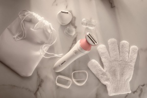 Aparat de ras fara fir umed si uscat PHILIPS Lady Shaver Seria 6000 BRL146/00, Wet&Dry, 10 ore incarcare, 40 min utilizare, Husa, Manusa exfoliere, Alb/Roz, L x A x I (mm) 60x120x185 - Img 4
