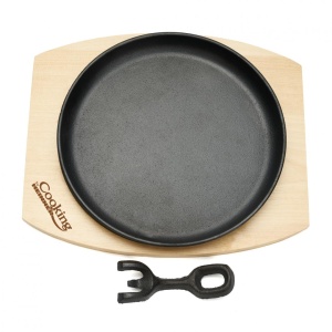 PLATOU SERVIRE ROTUND , 22 CM , FONTA PURA, CU MANER DETASABIL SI BAZA DIN LEMN, COOKING BY HEINNER - Img 3