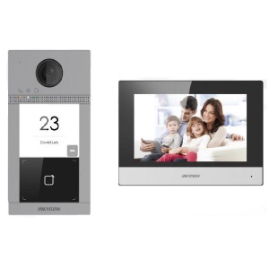 Kit videointercom IP Hikvision DS-KIS604-S(C) pentru o familie (o vila/casa) format din: 1 post de exterior DS-KV8113-WME1 cu un buton de apelare, 1 monitor WiFi de 7" DS-KH6320-WTE1, 1 card TF de 16GB pentru stocarea mesajelor si imaginilor capturate si