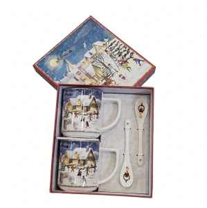 Set Cadou 2 Căni din Porțelan / Ceramică cu Lingurițe și Cutie Decorativă – Ilustrație Festivă Sat de Poveste și Moș Crăciun En-Gros (A4-10)