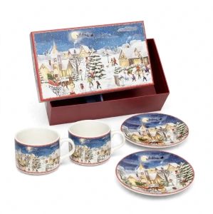 Set Cadou 2 Căni din Ceramică / Porțelan cu Farfurioare și Cutie Decorativă – Ilustrație Festivă Sat de Poveste și Moș Crăciun En-Gros (A4-9)