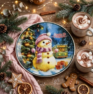 Platou Decorativ Rotund / Farfurie Festivă de Crăciun – Om de Zăpadă cu Căciulă Roz, Autobuz Vintage și LED-uri pe Brad - En-Gros (A7-14) - Img 2