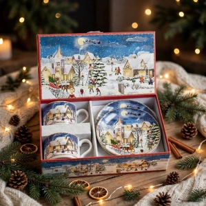 Set Cadou 2 Căni din Ceramică / Porțelan cu Farfurioare și Cutie Decorativă – Ilustrație Festivă Sat de Poveste și Moș Crăciun En-Gros (A4-9) - Img 2