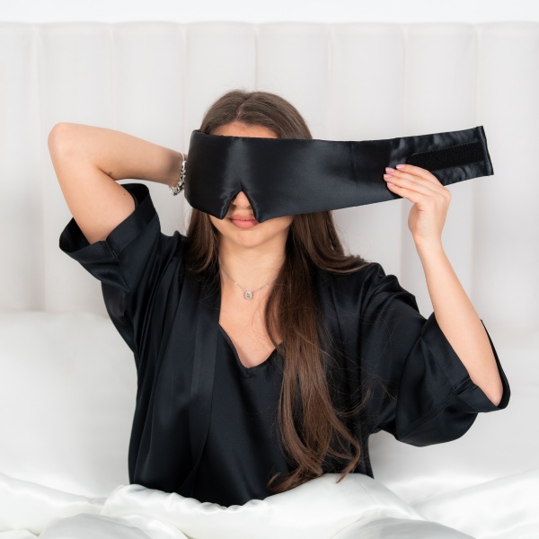 Mască de dormit blackout 3D mătase negru - Img 3
