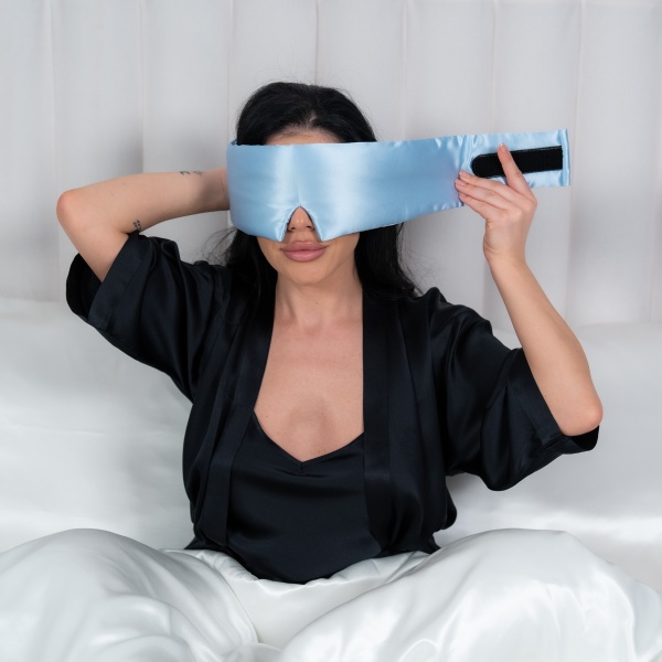 Mască de dormit blackout 3D mătase baby blue - Img 3