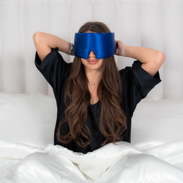 Mască de dormit blackout 3D mătase albastru royal - Img 4