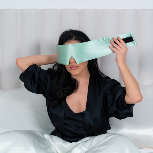 Mască de dormit blackout 3D mătase verde mentă - Img 3