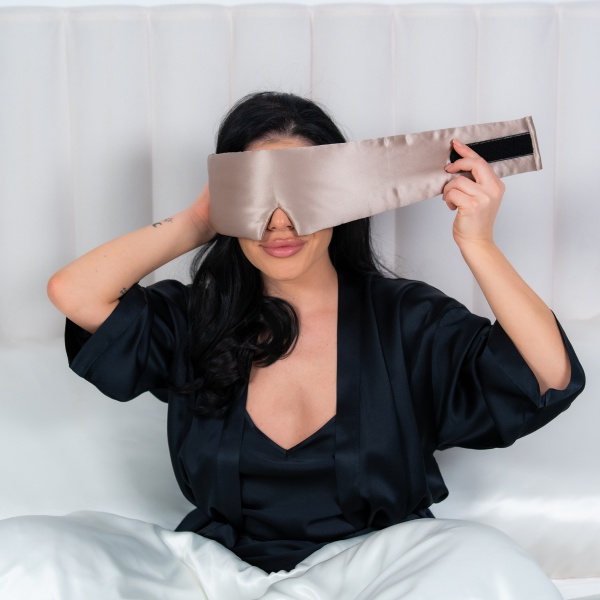 Mască de dormit blackout 3D mătase roz pudră - Img 3