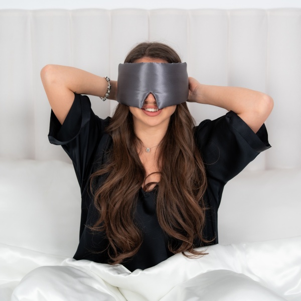 Mască de dormit blackout 3D mătase gri - Img 4