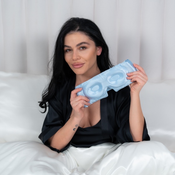 Mască de dormit blackout 3D mătase baby blue - Img 2