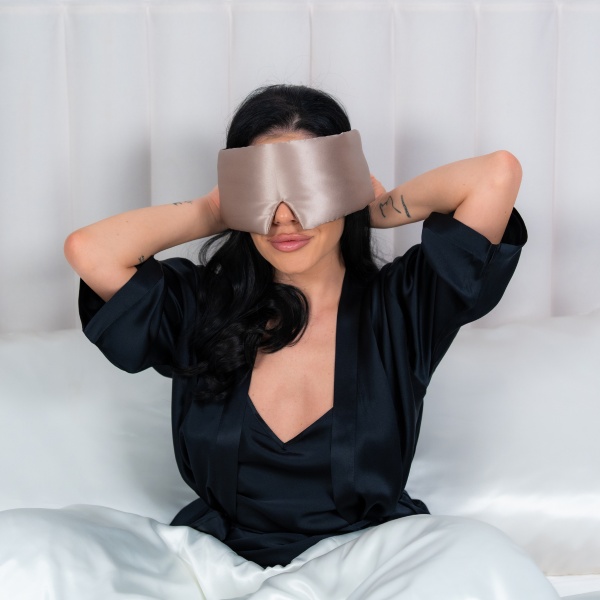 Mască de dormit blackout 3D mătase roz pudră - Img 4
