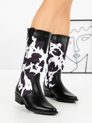 Hegyes orrú csizma Flatrys Fekete