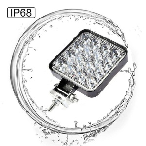 Proiector LED auto 48W cu protecție la apă și praf, potrivit pentru utilizare în exterior și condiții dificile.