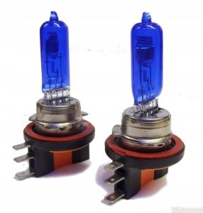 Set de 2 becuri halogen H15 12V 55W cu lumină albă 5000K, potrivite pentru upgrade vizual și iluminare auto mai modernă.